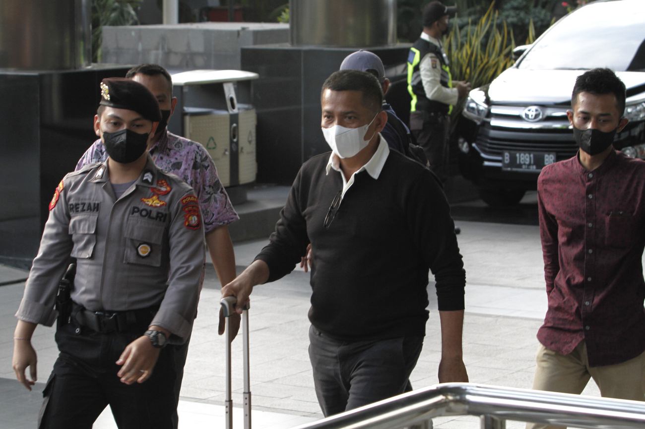 KPK OTT Bupati Meranti  Muhammad Adil saat tiba di gedung merah putih KPK (Ashar/SinPo.id)