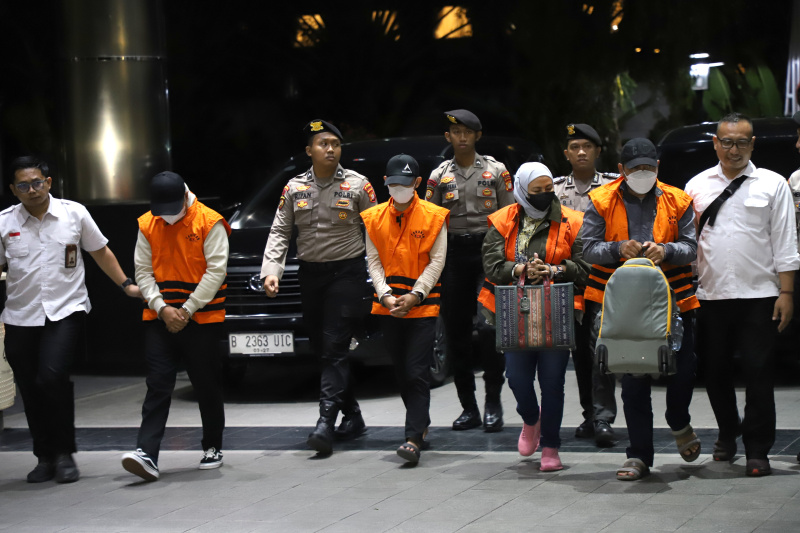 KPK OTT tangkap 6 orang terkait korupsi pengandaan barang dan jasa di Pemprov Kalsel (Ashar/SinPo.id)