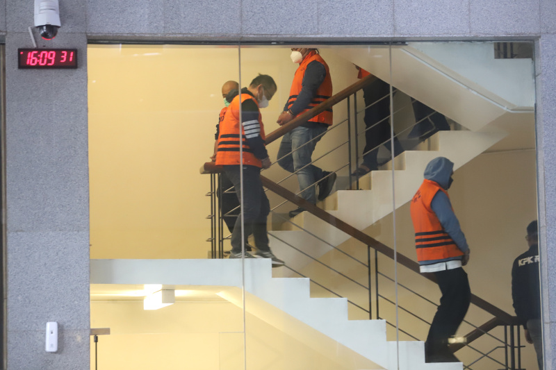 KPK OTT menetapkan 5 tersangka terkait kasus dugaan korupsi di Dinas PUPR Mandailing Natal, Sumatera Utara (Ashar/SinPo.id)