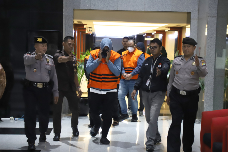 KPK OTT menetapkan 5 tersangka terkait kasus dugaan korupsi di Dinas PUPR Mandailing Natal, Sumatera Utara (Ashar/SinPo.id)