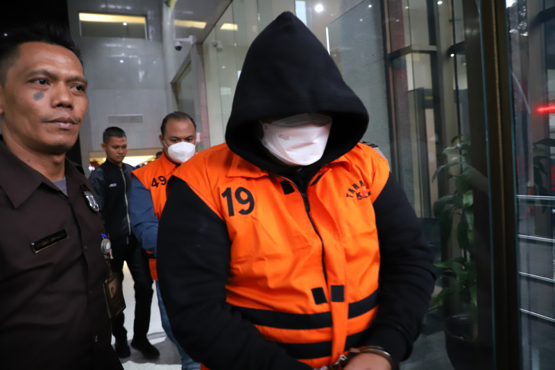 KPK OTT menetapkan 5 tersangka terkait kasus dugaan korupsi di Dinas PUPR Mandailing Natal, Sumatera Utara (Ashar/SinPo.id)