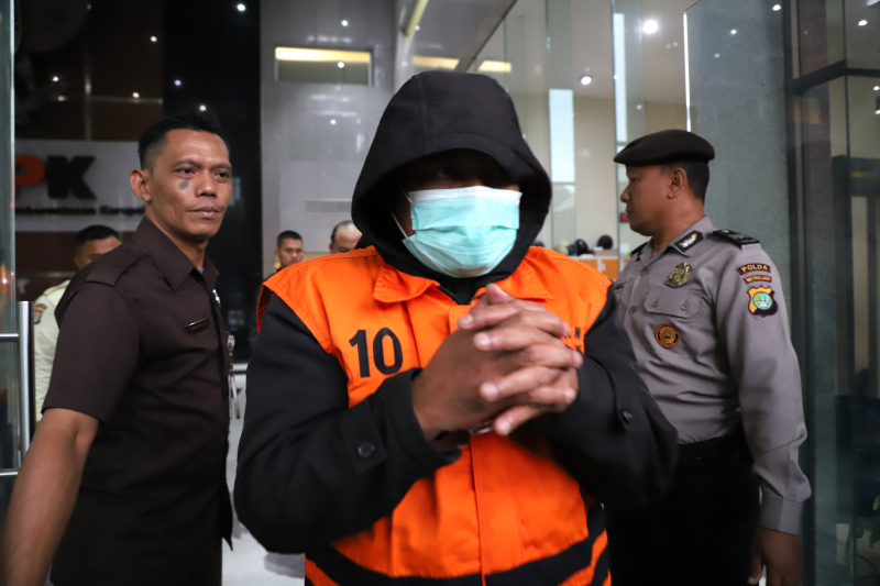 KPK OTT menetapkan 5 tersangka terkait kasus dugaan korupsi di Dinas PUPR Mandailing Natal, Sumatera Utara (Ashar/SinPo.id)