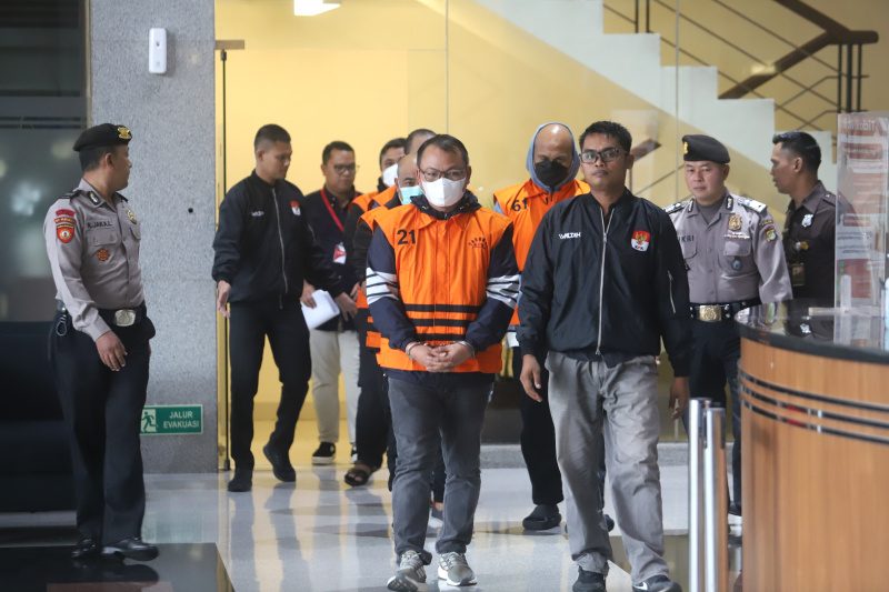 KPK OTT menetapkan 5 tersangka terkait kasus dugaan korupsi di Dinas PUPR Mandailing Natal, Sumatera Utara (Ashar/SinPo.id)