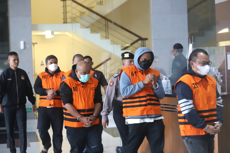 KPK OTT menetapkan 5 tersangka terkait kasus dugaan korupsi di Dinas PUPR Mandailing Natal, Sumatera Utara (Ashar/SinPo.id)