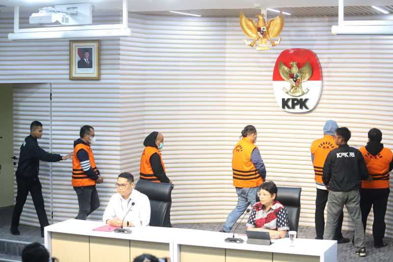 KPK OTT menetapkan 5 tersangka terkait kasus dugaan korupsi di Dinas PUPR Mandailing Natal, Sumatera Utara (Ashar/SinPo.id)