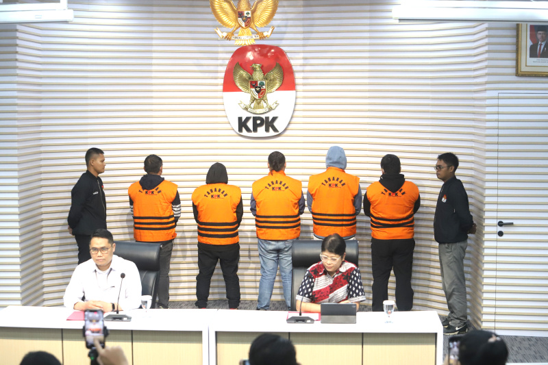 KPK OTT menetapkan 5 tersangka terkait kasus dugaan korupsi di Dinas PUPR Mandailing Natal, Sumatera Utara (Ashar/SinPo.id)