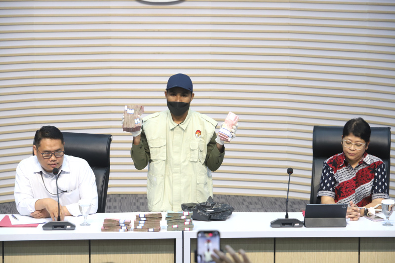 KPK OTT menetapkan 5 tersangka terkait kasus dugaan korupsi di Dinas PUPR Mandailing Natal, Sumatera Utara (Ashar/SinPo.id)