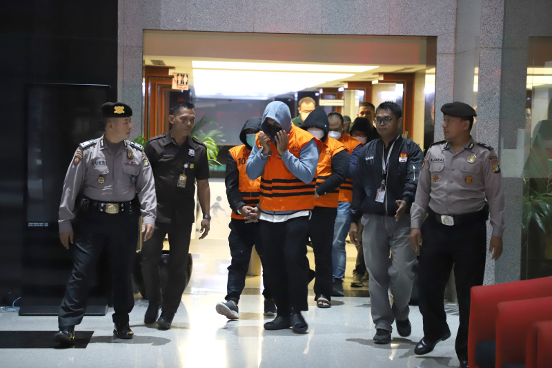 KPK OTT menetapkan 5 tersangka terkait kasus dugaan korupsi di Dinas PUPR Mandailing Natal, Sumatera Utara (Ashar/SinPo.id)