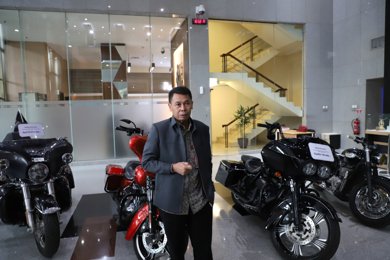 KPK memajang mobil mewah hasil sitaan untuk dilelang jelang Hari Antikorupsi Sedunia 2024 (Ashar/SinPo.id)