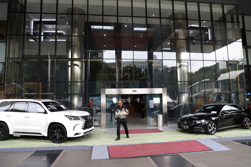 KPK memajang mobil mewah hasil sitaan untuk dilelang jelang Hari Antikorupsi Sedunia 2024 (Ashar/SinPo.id)