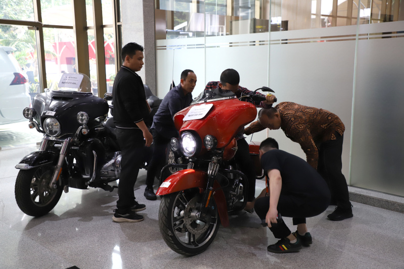 KPK memajang mobil mewah hasil sitaan untuk dilelang jelang Hari Antikorupsi Sedunia 2024 (Ashar/SinPo.id)