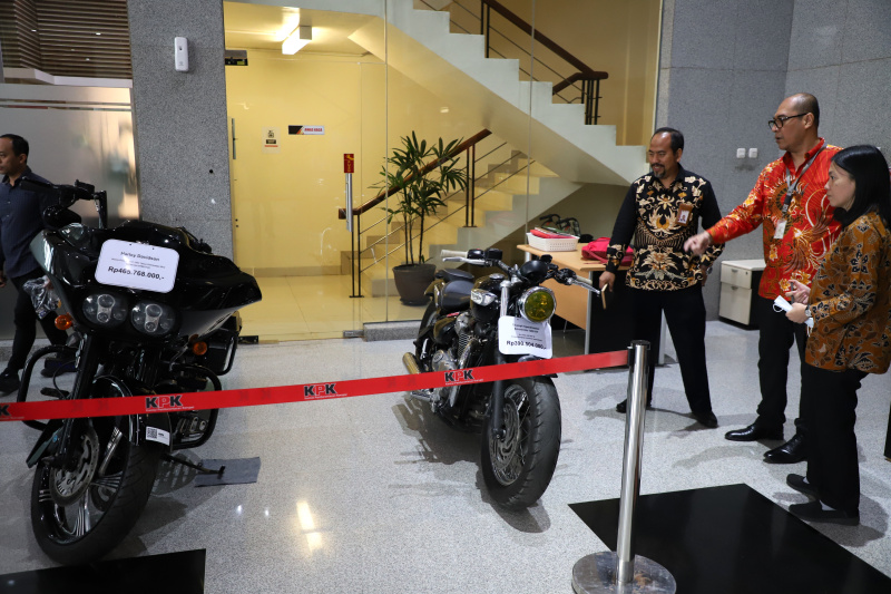 KPK memajang mobil mewah hasil sitaan untuk dilelang jelang Hari Antikorupsi Sedunia 2024 (Ashar/SinPo.id)