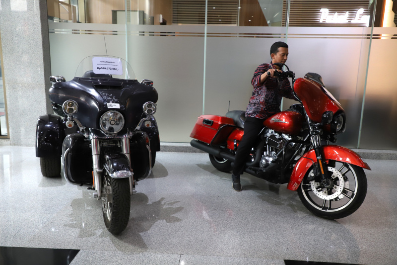 KPK memajang mobil mewah hasil sitaan untuk dilelang jelang Hari Antikorupsi Sedunia 2024 (Ashar/SinPo.id)