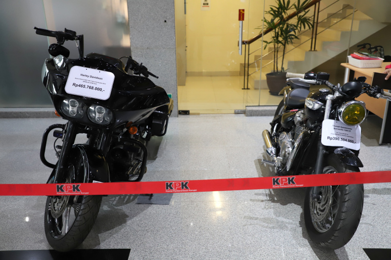 KPK memajang mobil mewah hasil sitaan untuk dilelang jelang Hari Antikorupsi Sedunia 2024 (Ashar/SinPo.id)