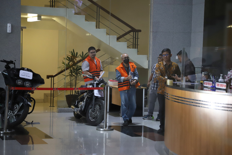 KPK memajang mobil mewah hasil sitaan untuk dilelang jelang Hari Antikorupsi Sedunia 2024 (Ashar/SinPo.id)