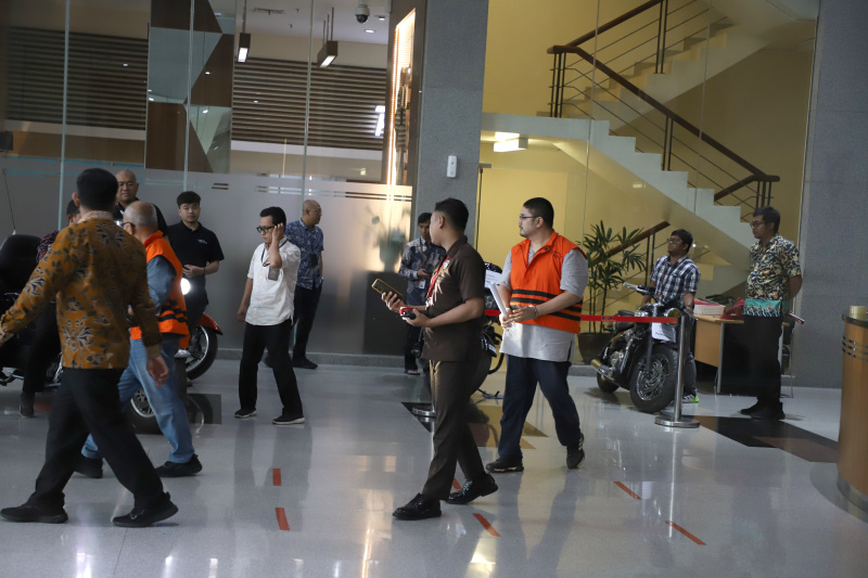 KPK memajang mobil mewah hasil sitaan untuk dilelang jelang Hari Antikorupsi Sedunia 2024 (Ashar/SinPo.id)