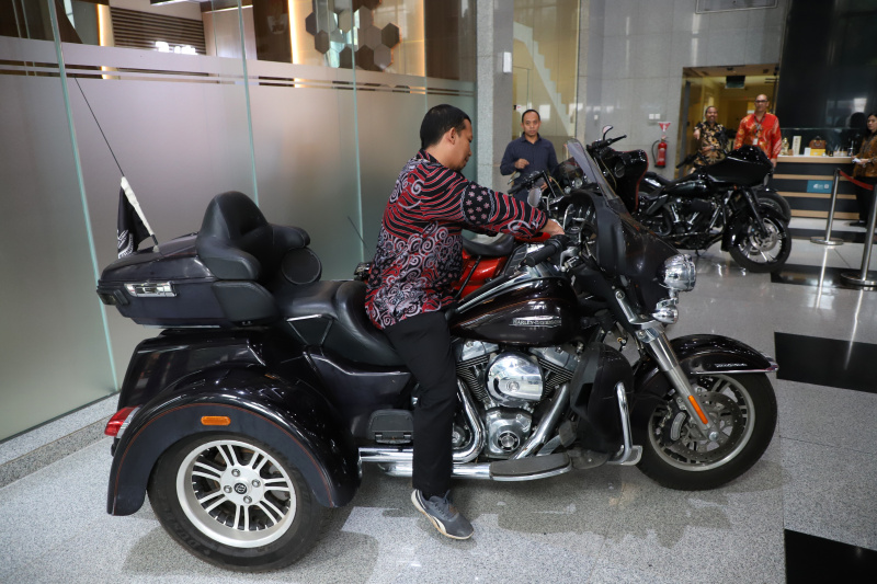 KPK memajang mobil mewah hasil sitaan untuk dilelang jelang Hari Antikorupsi Sedunia 2024 (Ashar/SinPo.id)