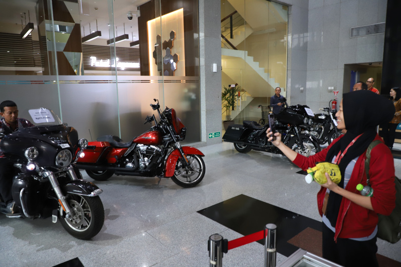 KPK memajang mobil mewah hasil sitaan untuk dilelang jelang Hari Antikorupsi Sedunia 2024 (Ashar/SinPo.id)