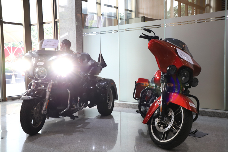 KPK memajang mobil mewah hasil sitaan untuk dilelang jelang Hari Antikorupsi Sedunia 2024 (Ashar/SinPo.id)