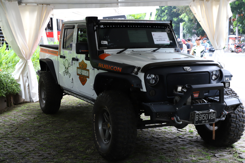 KPK memajang mobil mewah hasil sitaan untuk dilelang jelang Hari Antikorupsi Sedunia 2024 (Ashar/SinPo.id)