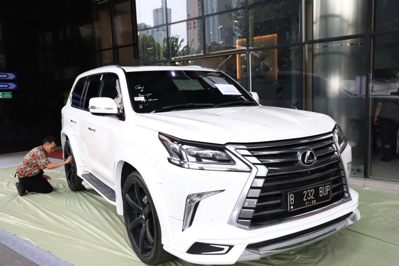 KPK memajang mobil mewah hasil sitaan untuk dilelang jelang Hari Antikorupsi Sedunia 2024 (Ashar/SinPo.id)