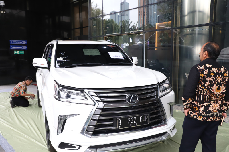 KPK memajang mobil mewah hasil sitaan untuk dilelang jelang Hari Antikorupsi Sedunia 2024 (Ashar/SinPo.id)