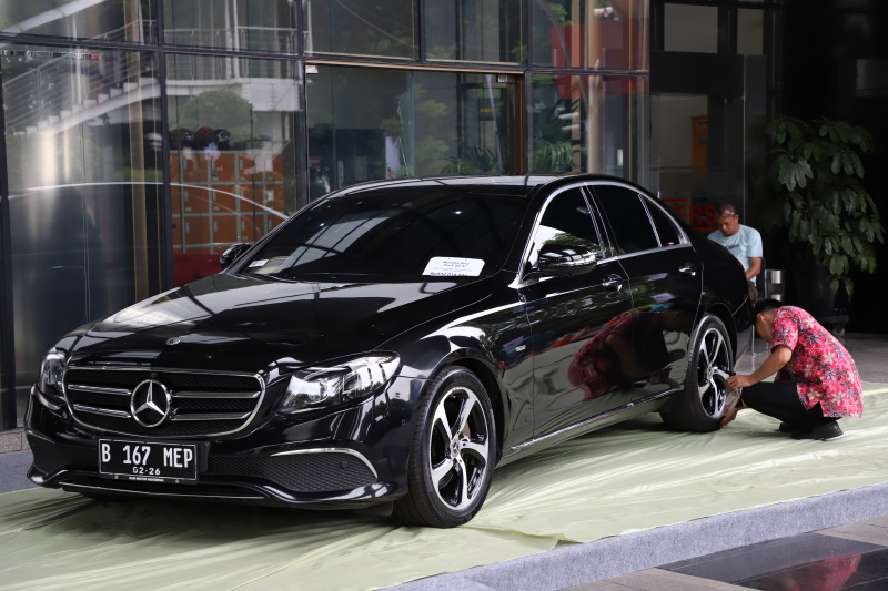 KPK memajang mobil mewah hasil sitaan untuk dilelang jelang Hari Antikorupsi Sedunia 2024 (Ashar/SinPo.id)