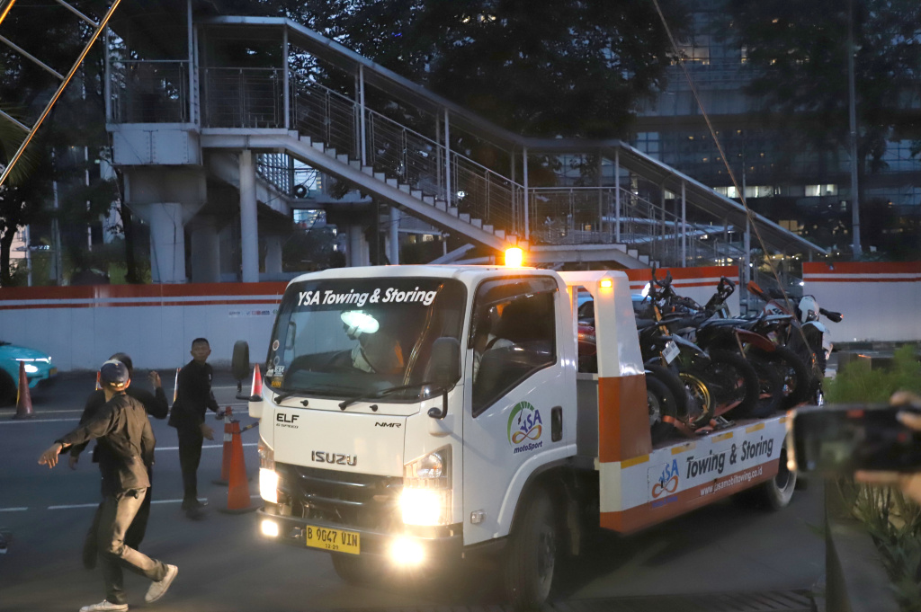 KPK pamerkan barang bukti hasil OTT Kepala Imigrasi Jakarta Barat di Gedung Merah Putih KPK (Ashar/SinPo.id)