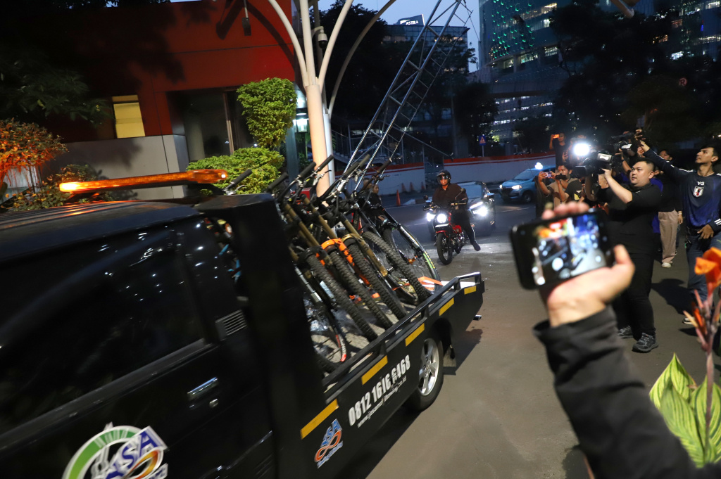 KPK pamerkan barang bukti hasil OTT Kepala Imigrasi Jakarta Barat di Gedung Merah Putih KPK (Ashar/SinPo.id)