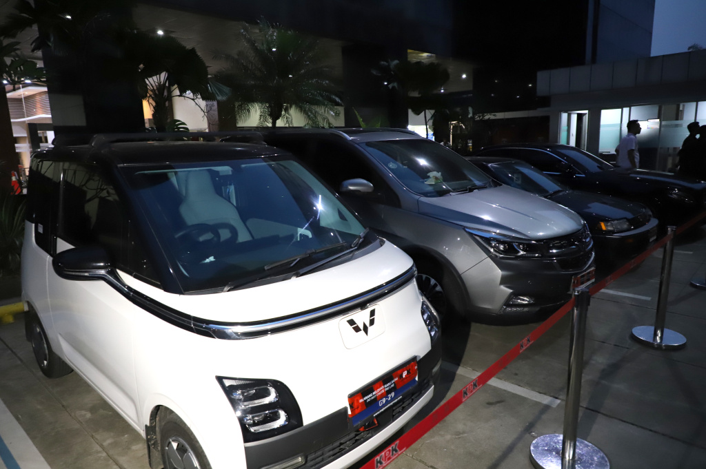 KPK pamerkan barang bukti hasil OTT Kepala Imigrasi Jakarta Barat di Gedung Merah Putih KPK (Ashar/SinPo.id)