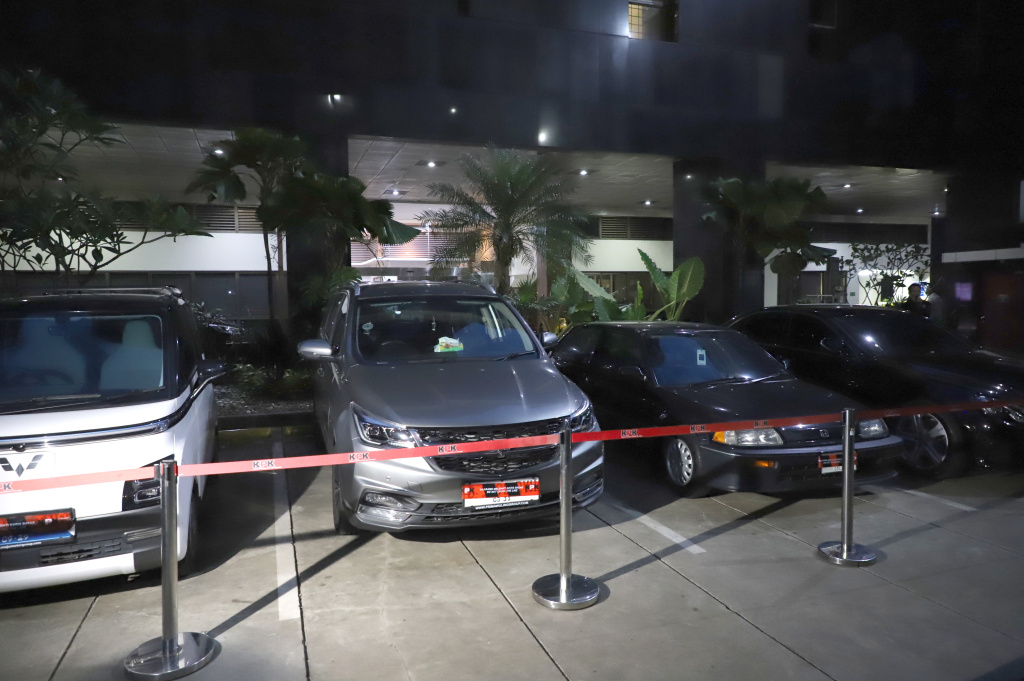 KPK pamerkan barang bukti hasil OTT Kepala Imigrasi Jakarta Barat di Gedung Merah Putih KPK (Ashar/SinPo.id)