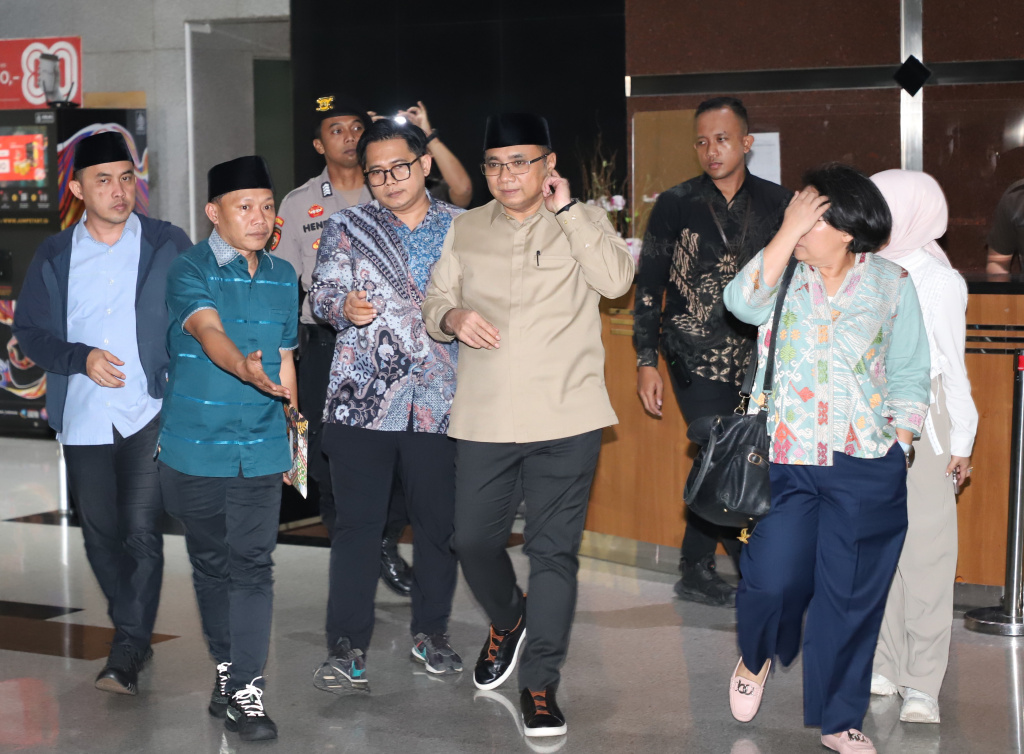 Eks Menteri Agama Yaqut Cholil Qoumas usai menjalani pemeriksaan sebagai saksi oleh KPK selama 8,5 jam terkait kasus korupsi Kouta Haji di Kementerian Agama tahun 2023-2034 (Ashar/SinPo.id)