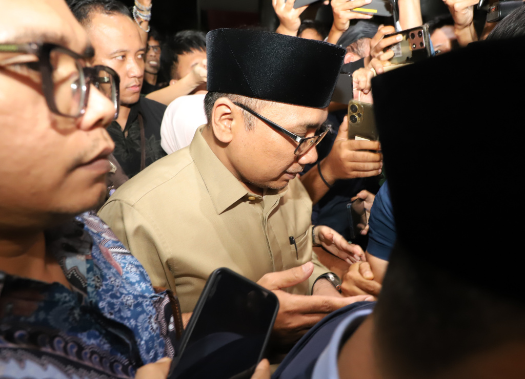 Eks Menteri Agama Yaqut Cholil Qoumas usai menjalani pemeriksaan sebagai saksi oleh KPK selama 8,5 jam terkait kasus korupsi Kouta Haji di Kementerian Agama tahun 2023-2034 (Ashar/SinPo.id)