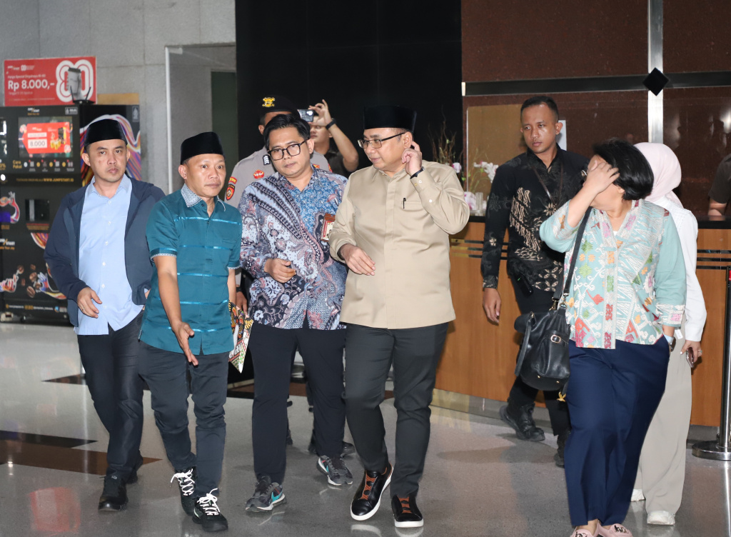 Eks Menteri Agama Yaqut Cholil Qoumas usai menjalani pemeriksaan sebagai saksi oleh KPK selama 8,5 jam terkait kasus korupsi Kouta Haji di Kementerian Agama tahun 2023-2034 (Ashar/SinPo.id)