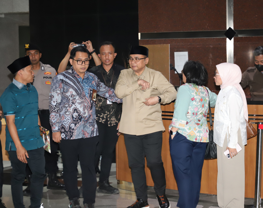 Eks Menteri Agama Yaqut Cholil Qoumas usai menjalani pemeriksaan sebagai saksi oleh KPK selama 8,5 jam terkait kasus korupsi Kouta Haji di Kementerian Agama tahun 2023-2034 (Ashar/SinPo.id)