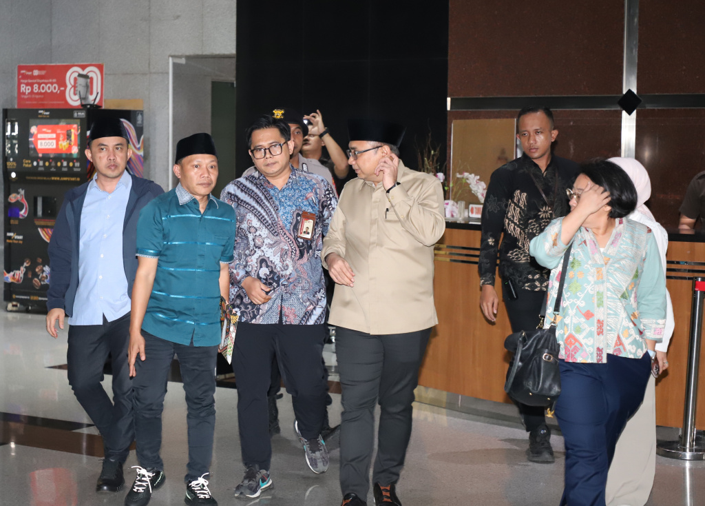 Eks Menteri Agama Yaqut Cholil Qoumas usai menjalani pemeriksaan sebagai saksi oleh KPK selama 8,5 jam terkait kasus korupsi Kouta Haji di Kementerian Agama tahun 2023-2034 (Ashar/SinPo.id)