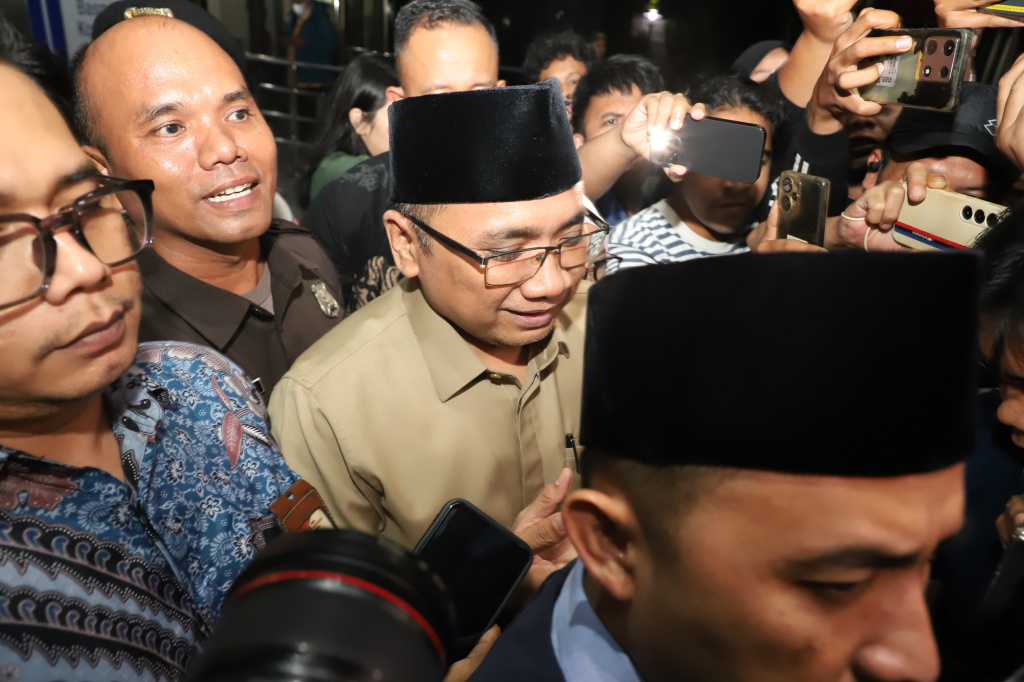 Eks Menteri Agama Yaqut Cholil Qoumas usai menjalani pemeriksaan sebagai saksi oleh KPK selama 8,5 jam terkait kasus korupsi Kouta Haji di Kementerian Agama tahun 2023-2034 (Ashar/SinPo.id)