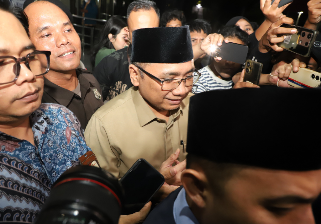 Eks Menteri Agama Yaqut Cholil Qoumas usai menjalani pemeriksaan sebagai saksi oleh KPK selama 8,5 jam terkait kasus korupsi Kouta Haji di Kementerian Agama tahun 2023-2034 (Ashar/SinPo.id)