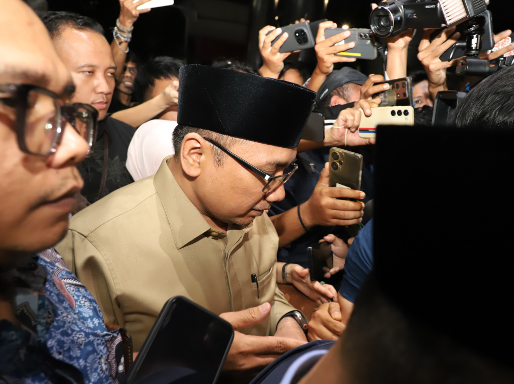 Eks Menteri Agama Yaqut Cholil Qoumas usai menjalani pemeriksaan sebagai saksi oleh KPK selama 8,5 jam terkait kasus korupsi Kouta Haji di Kementerian Agama tahun 2023-2034 (Ashar/SinPo.id)