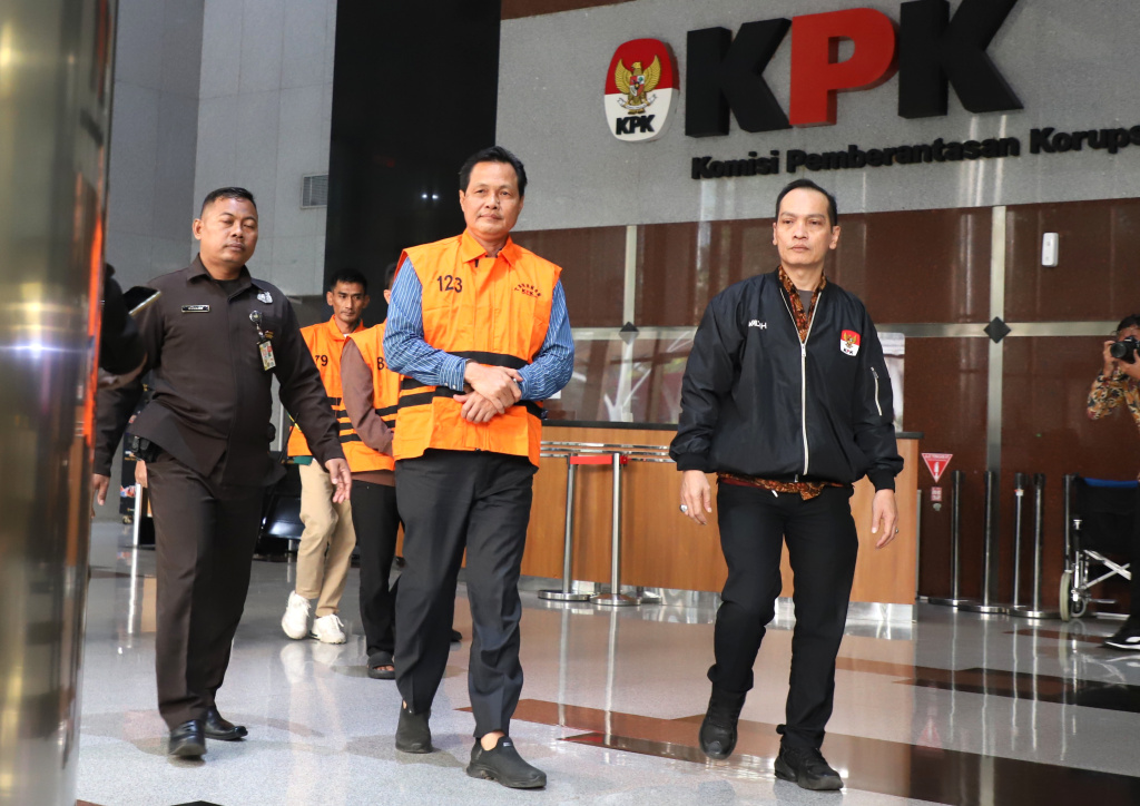 KPK resmi menahan tersangka Bupati Muara Enim Edison terkait kasus dugaan suap dan gratifikasi di Dinas Pendidikan Pemkab Muara Enim (Ashar/SinPo.id)