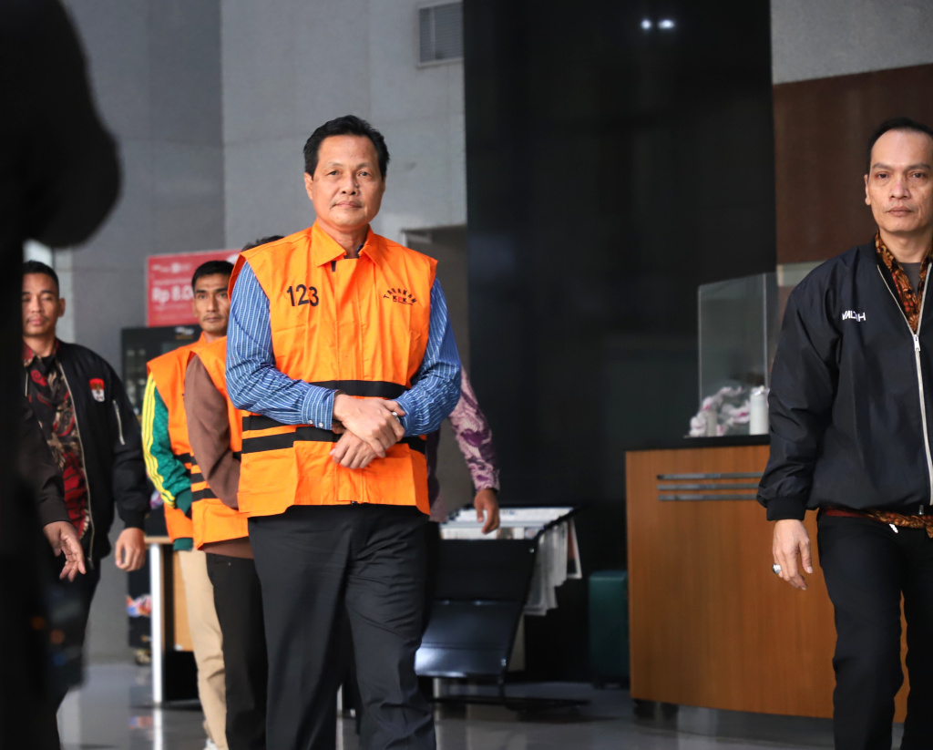 KPK resmi menahan tersangka Bupati Muara Enim Edison terkait kasus dugaan suap dan gratifikasi di Dinas Pendidikan Pemkab Muara Enim (Ashar/SinPo.id)