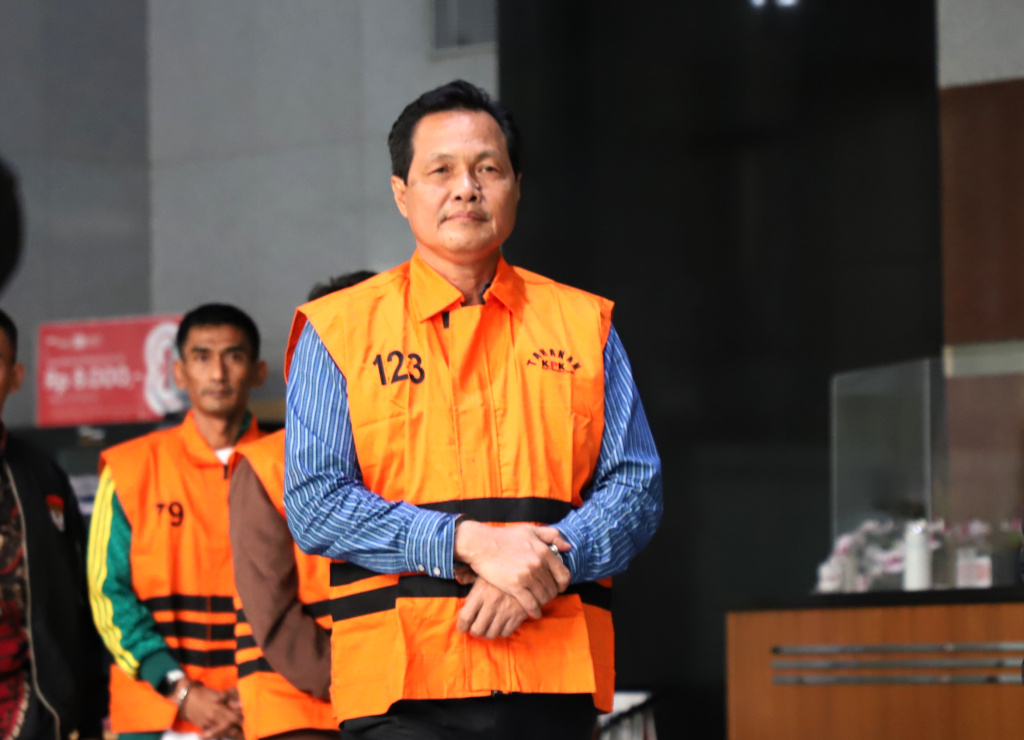 KPK resmi menahan tersangka Bupati Muara Enim Edison terkait kasus dugaan suap dan gratifikasi di Dinas Pendidikan Pemkab Muara Enim (Ashar/SinPo.id)