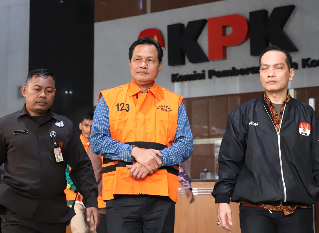 KPK resmi menahan tersangka Bupati Muara Enim Edison terkait kasus dugaan suap dan gratifikasi di Dinas Pendidikan Pemkab Muara Enim (Ashar/SinPo.id)
