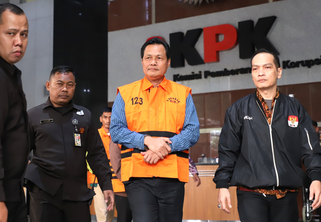 KPK resmi menahan tersangka Bupati Muara Enim Edison terkait kasus dugaan suap dan gratifikasi di Dinas Pendidikan Pemkab Muara Enim (Ashar/SinPo.id)