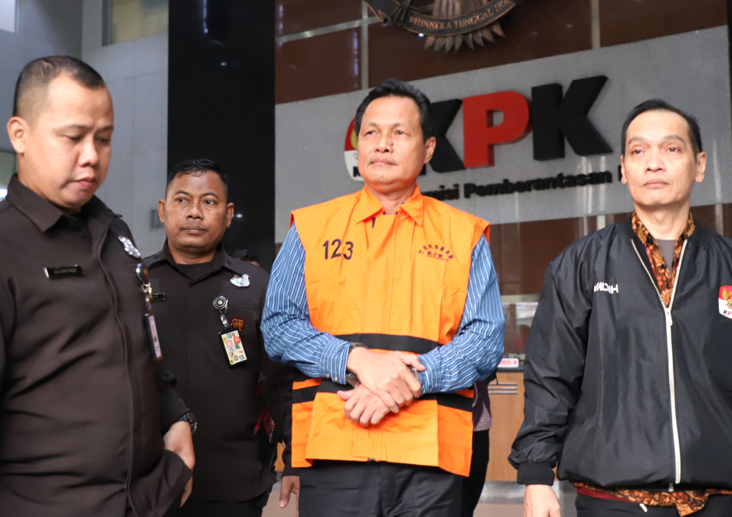 KPK resmi menahan tersangka Bupati Muara Enim Edison terkait kasus dugaan suap dan gratifikasi di Dinas Pendidikan Pemkab Muara Enim (Ashar/SinPo.id)