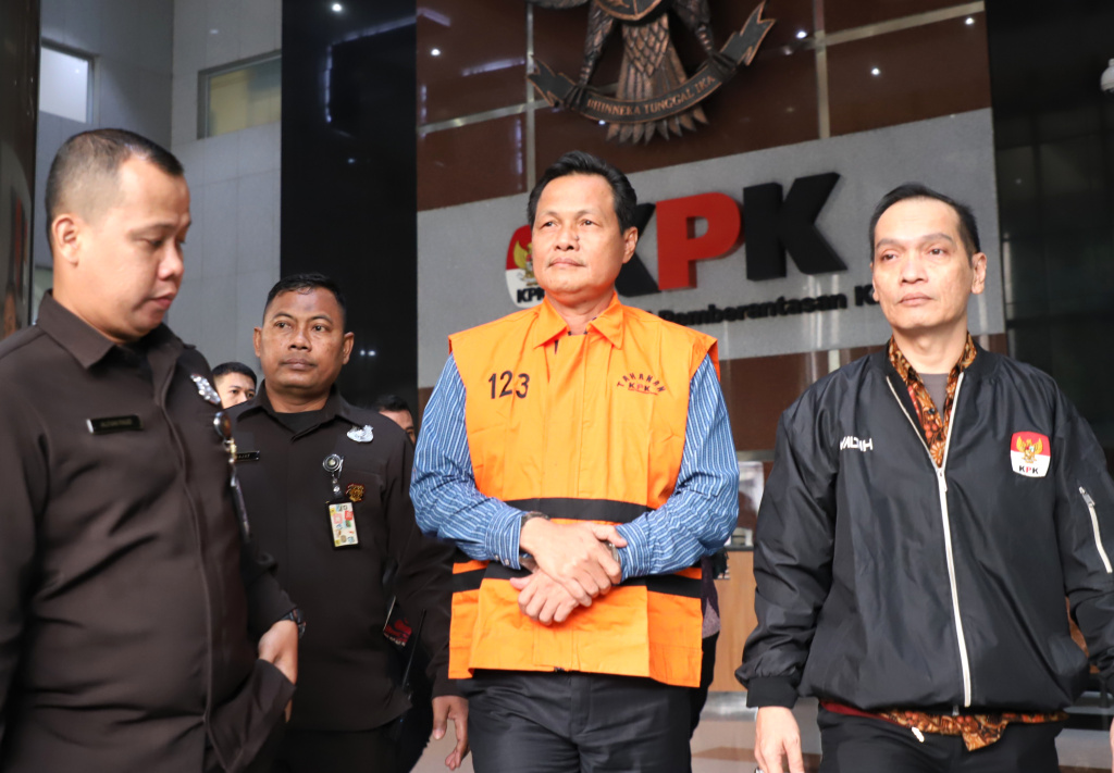 KPK resmi menahan tersangka Bupati Muara Enim Edison terkait kasus dugaan suap dan gratifikasi di Dinas Pendidikan Pemkab Muara Enim (Ashar/SinPo.id)