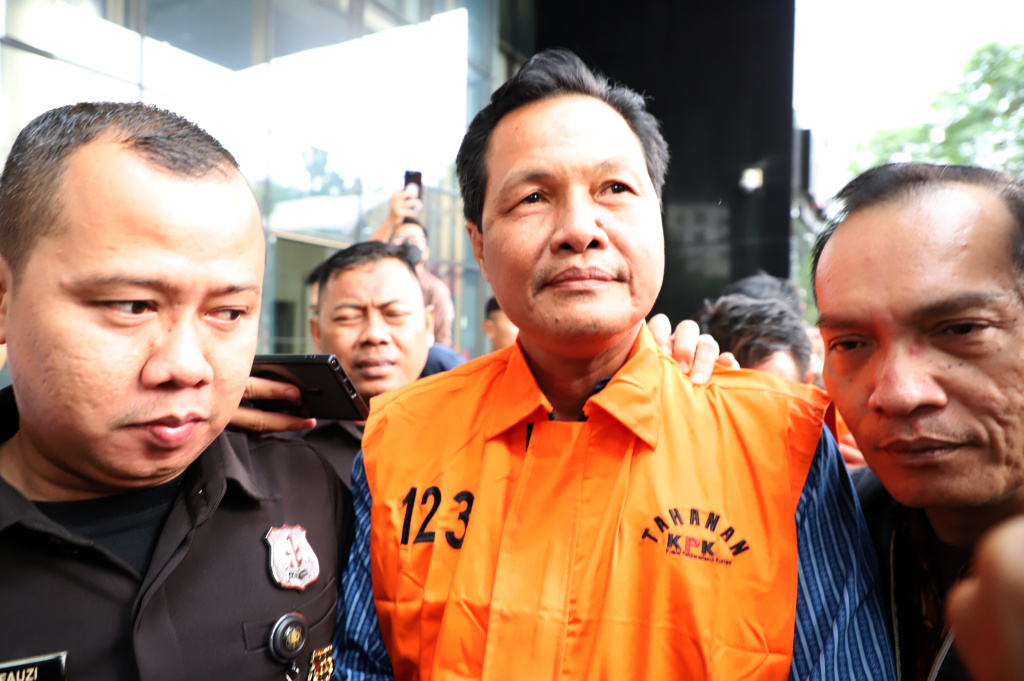 KPK resmi menahan tersangka Bupati Muara Enim Edison terkait kasus dugaan suap dan gratifikasi di Dinas Pendidikan Pemkab Muara Enim (Ashar/SinPo.id)