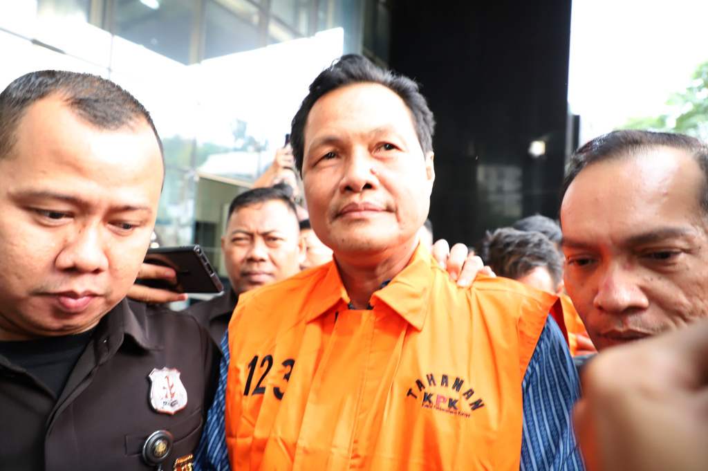 KPK resmi menahan tersangka Bupati Muara Enim Edison terkait kasus dugaan suap dan gratifikasi di Dinas Pendidikan Pemkab Muara Enim (Ashar/SinPo.id)