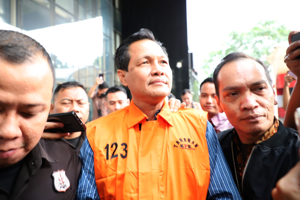 KPK resmi menahan tersangka Bupati Muara Enim Edison terkait kasus dugaan suap dan gratifikasi di Dinas Pendidikan Pemkab Muara Enim (Ashar/SinPo.id)