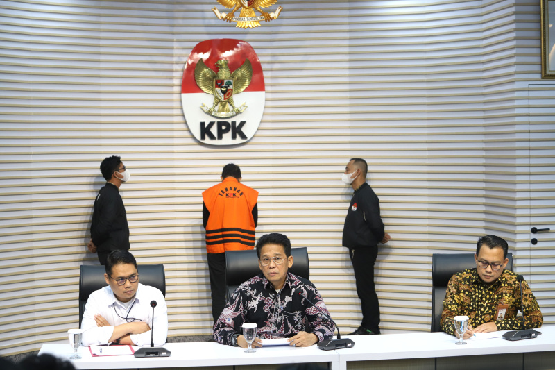 KPK resmi tahan Bupati Sidoarjo Gus Muhdlor Ali terkait kasus korupsi pemotongan insentif BPPD (Ashar/SinPo.id)
